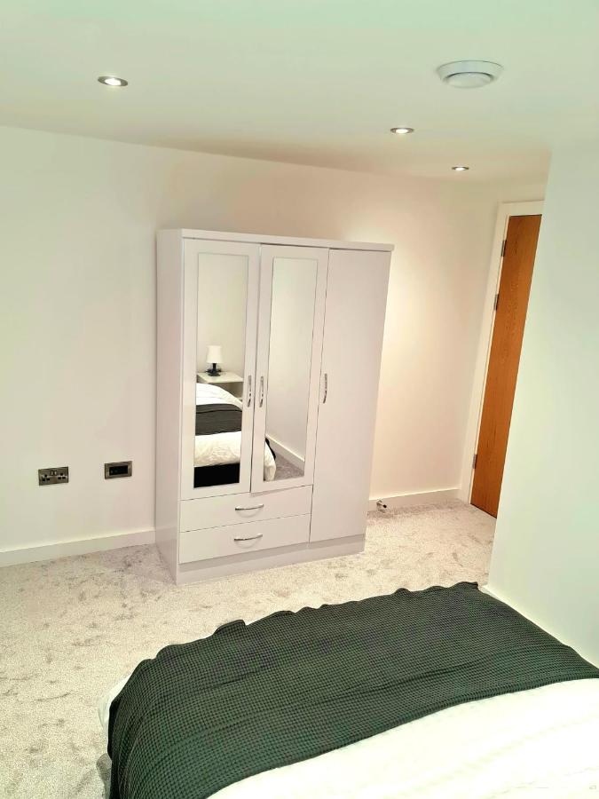 1-Bedroom Aprt In Salford- Freeparking- Sleeps3 Manchester Exteriör bild